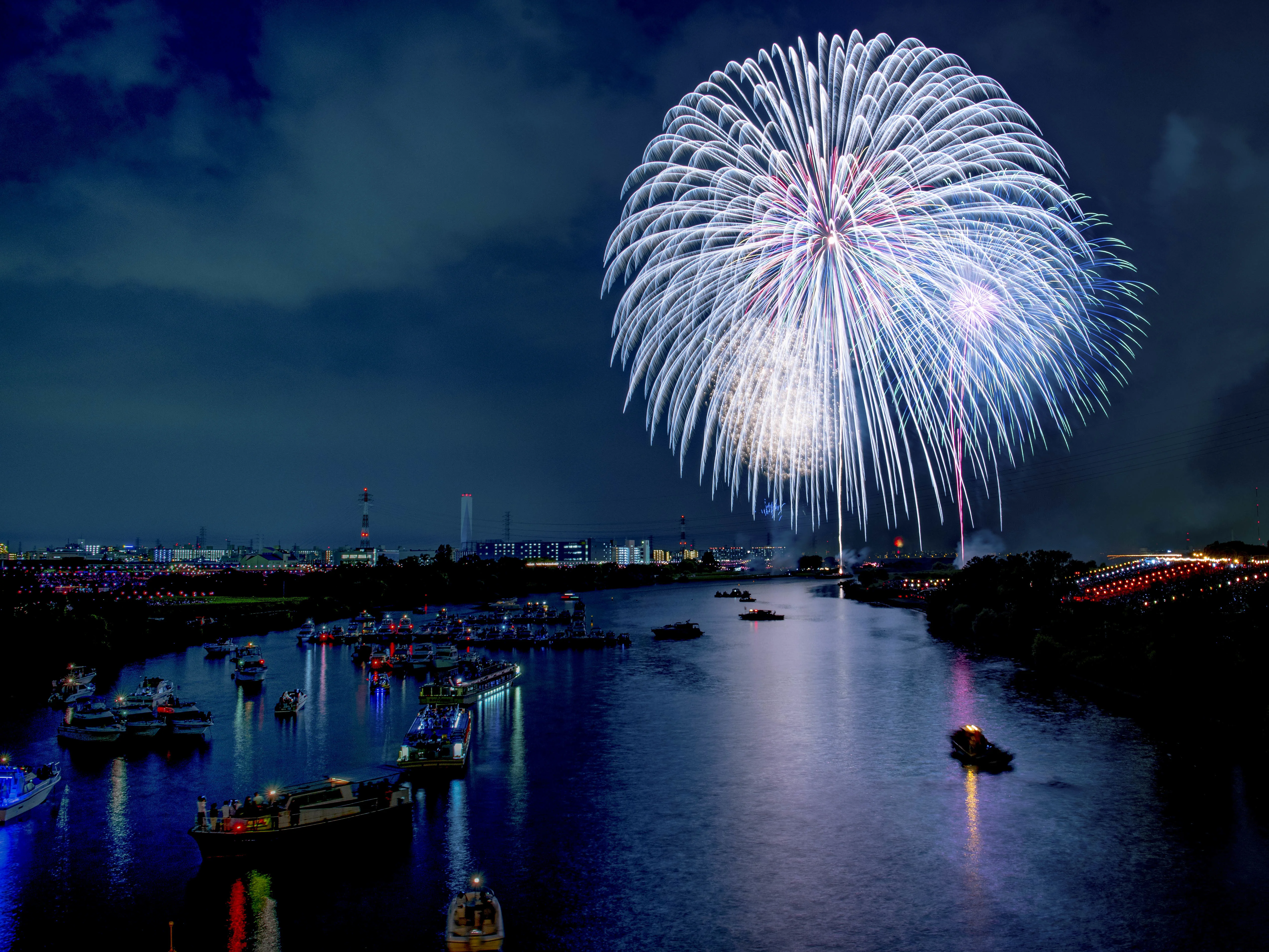 Vue réelle d’un grand feu d’artifice sur la rivière Arakawa lors du festival de Hanabi à Itabashi