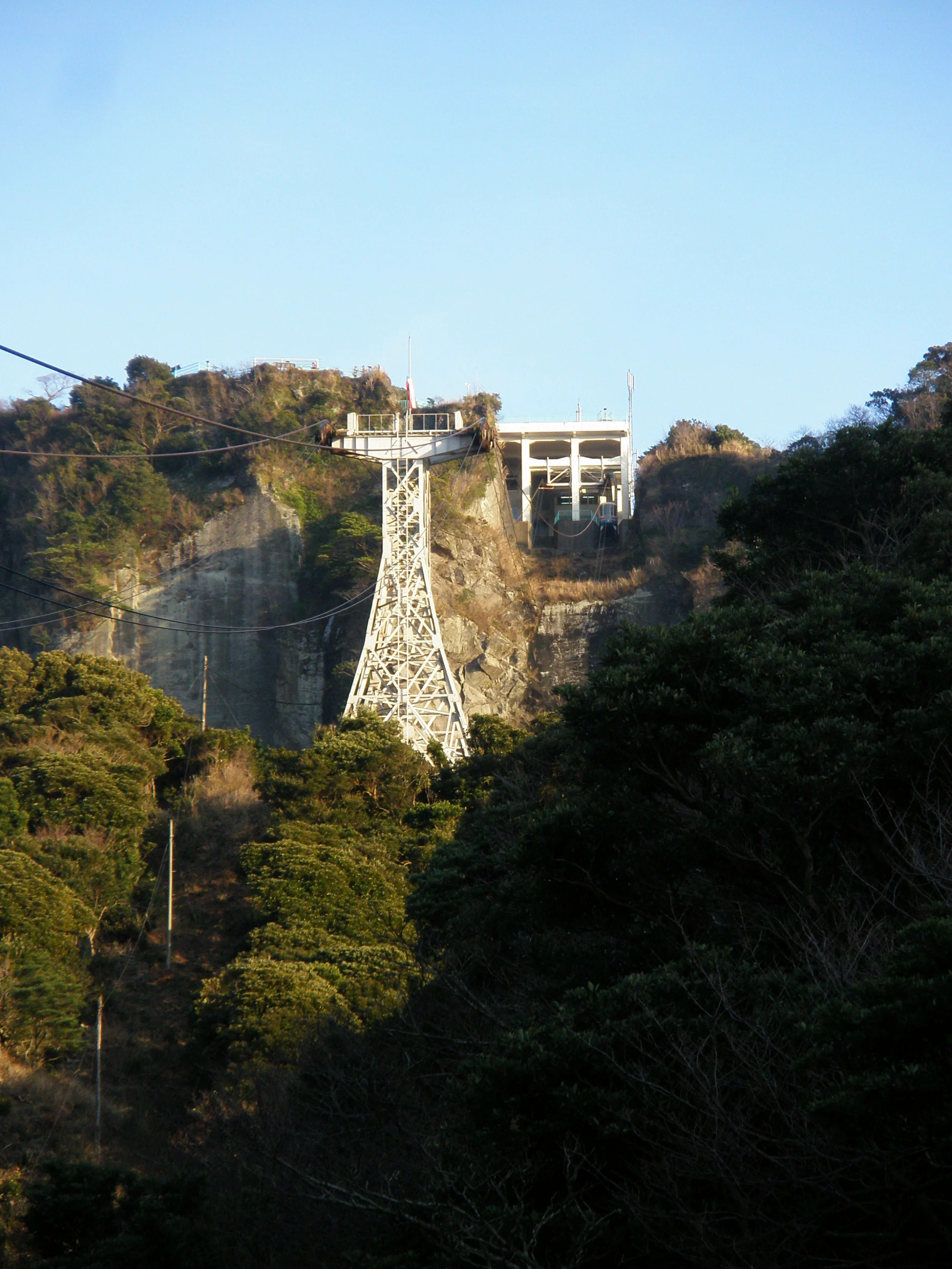 Cabine du téléphérique de Nokogiriyama sur la pente de la montagne
