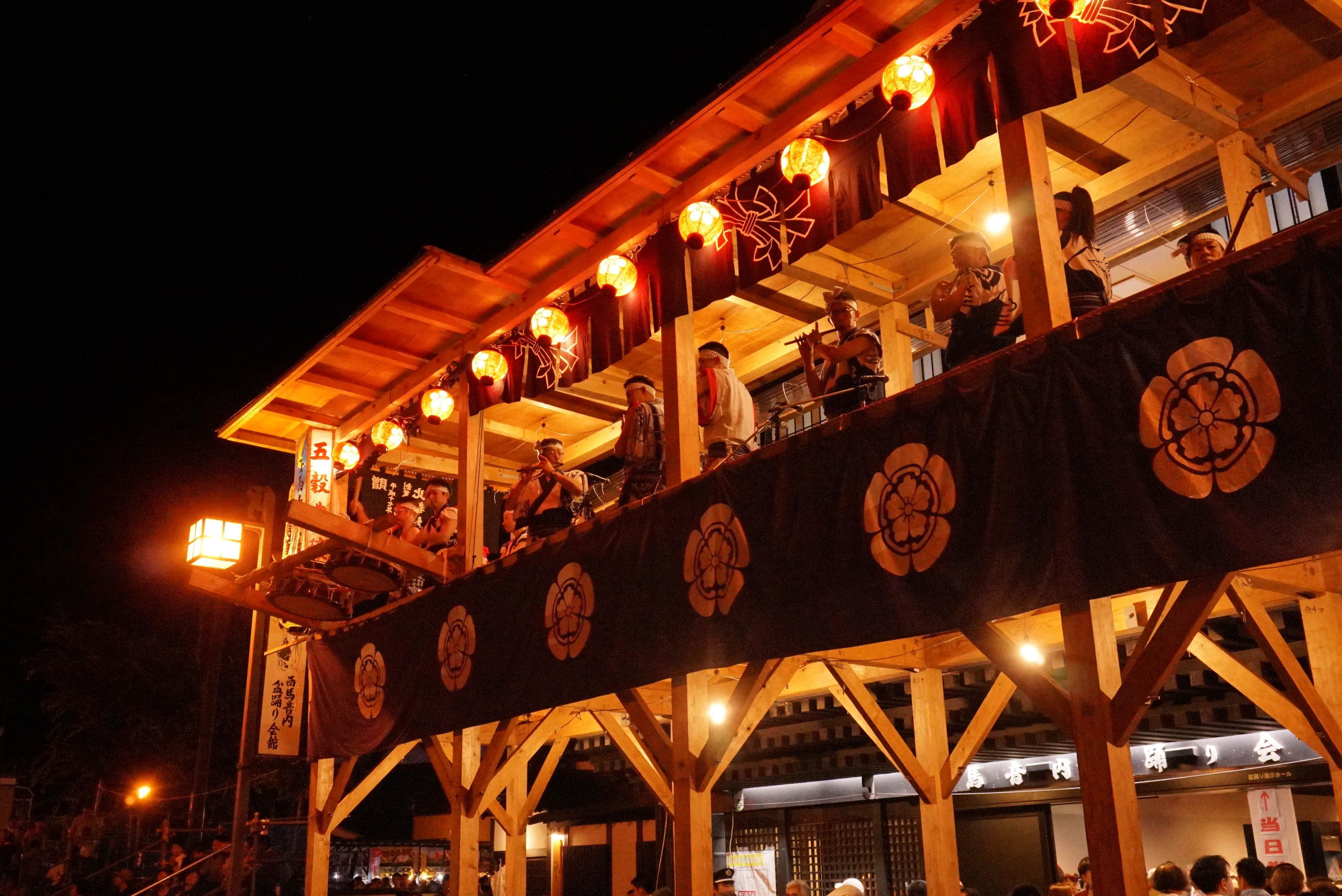 Salle de musique au 2e étage du hall Nishimonai et site nocturne de Honchō-dōri