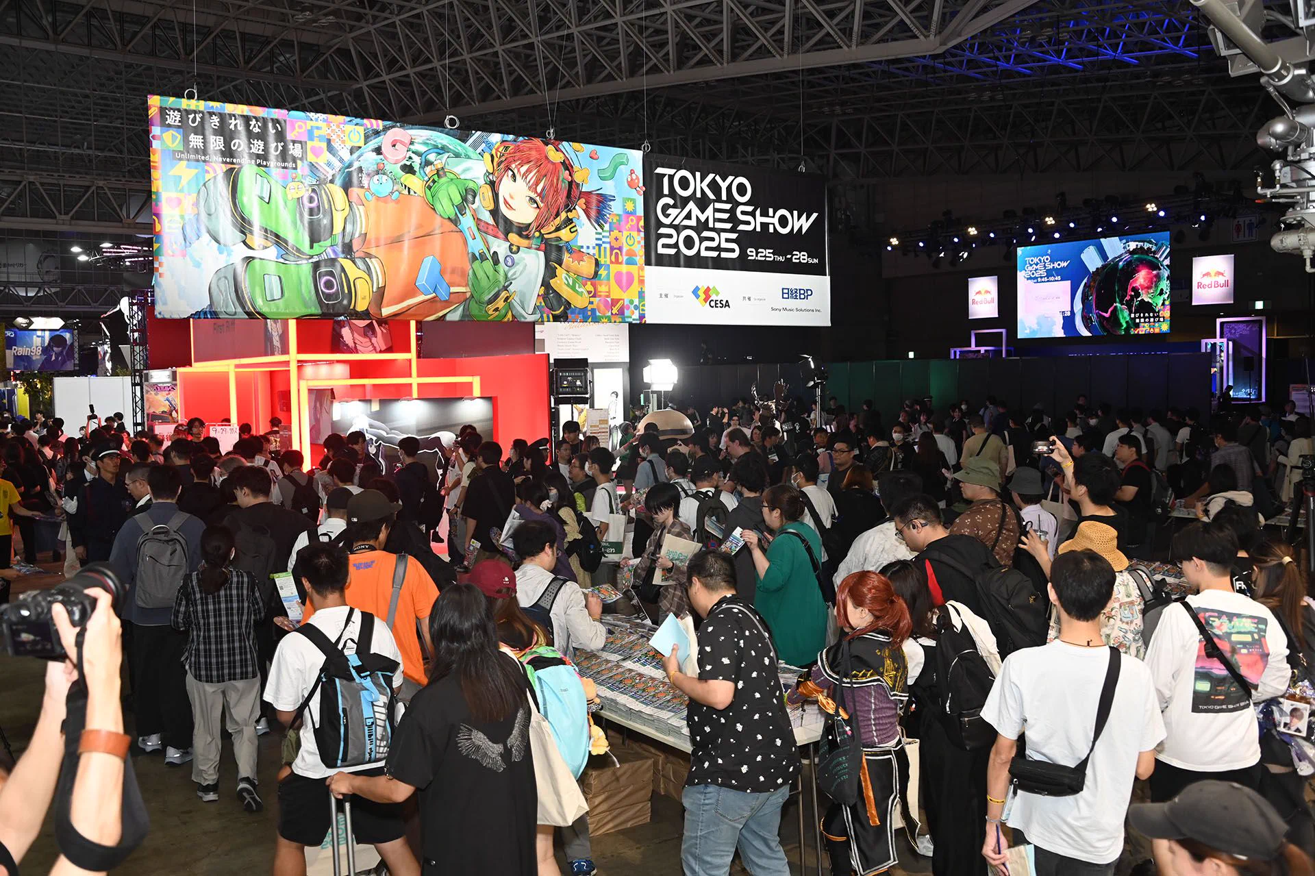 Visiteurs découvrant les stands du Tokyo Game Show