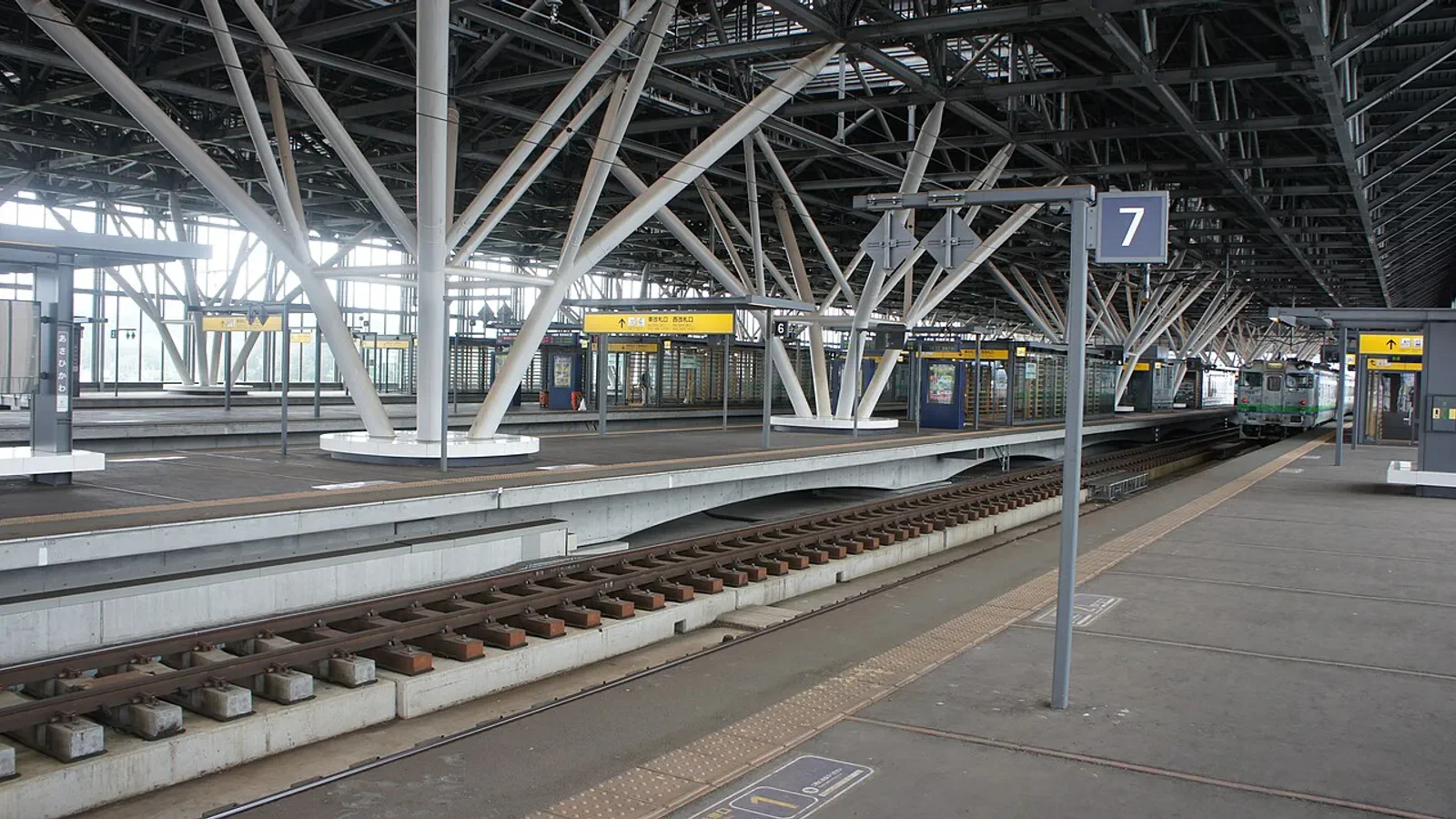 Gare JR d’Asahikawa, point de connexion vers Biei et Furano après une arrivée par l’aéroport d’Asahikawa