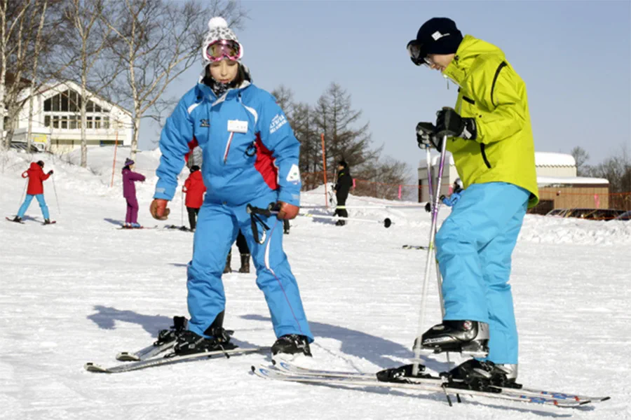 Scène d’apprentissage du ski pour débutants à Sapporo. Lors du premier cours, en plus du temps du moniteur, la taille de l’équipement, les vêtements, la protection, l’inscription et l’utilisation du télésiège influencent le coût total réel.