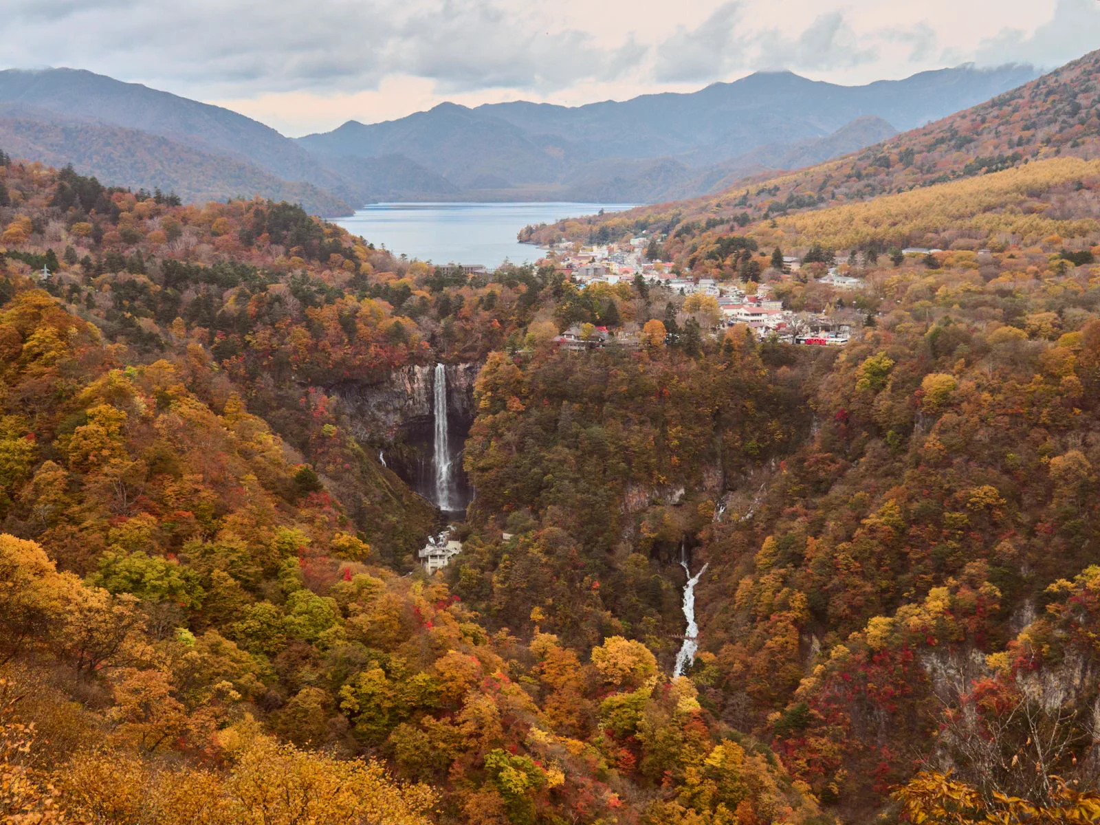 Automne au lac Chūzenji et aux chutes de Kegon à Nikkō