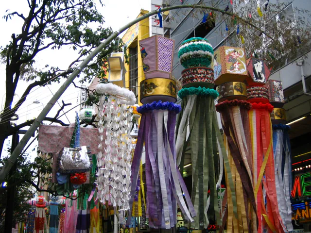 Décorations de Tanabata dans la rue commerçante de Sendai pendant le circuit des festivals d’été du Tohoku