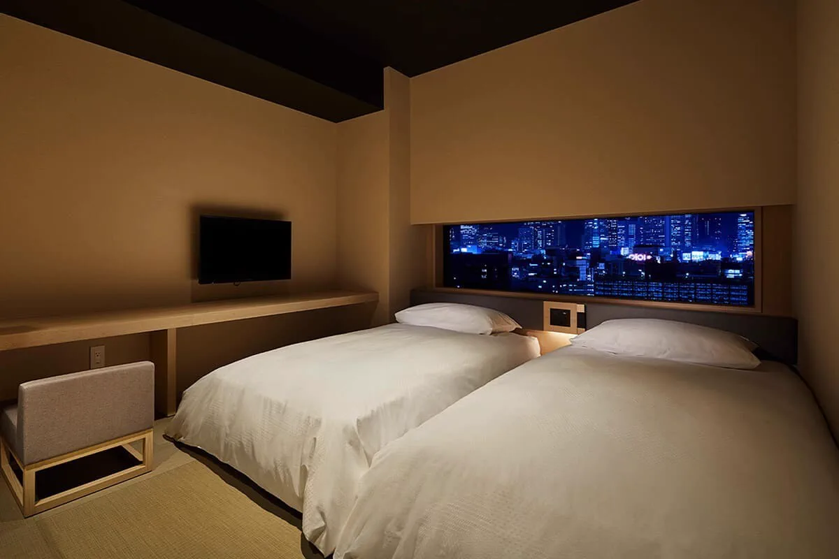 Chambre du ONSEN RYOKAN YUEN SHINJUKU avec couchage et espace intérieur