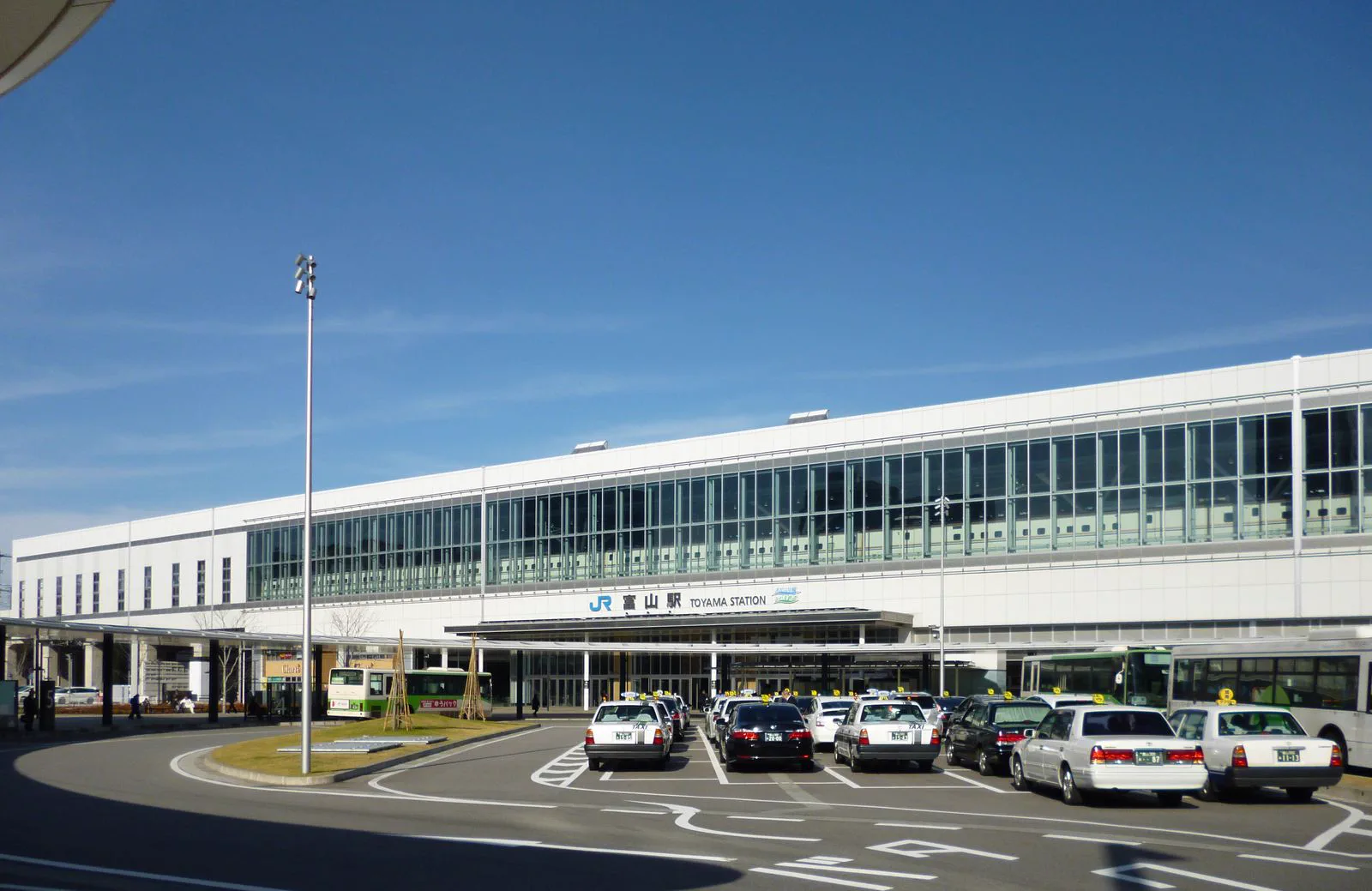 Sortie de la gare de Toyama, point de passage vers les trajets de montagne.