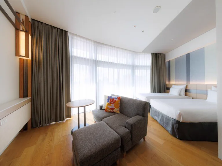 Chambre du JR Kyushu Hotel Blossom Naha pour répartir un groupe de trois générations