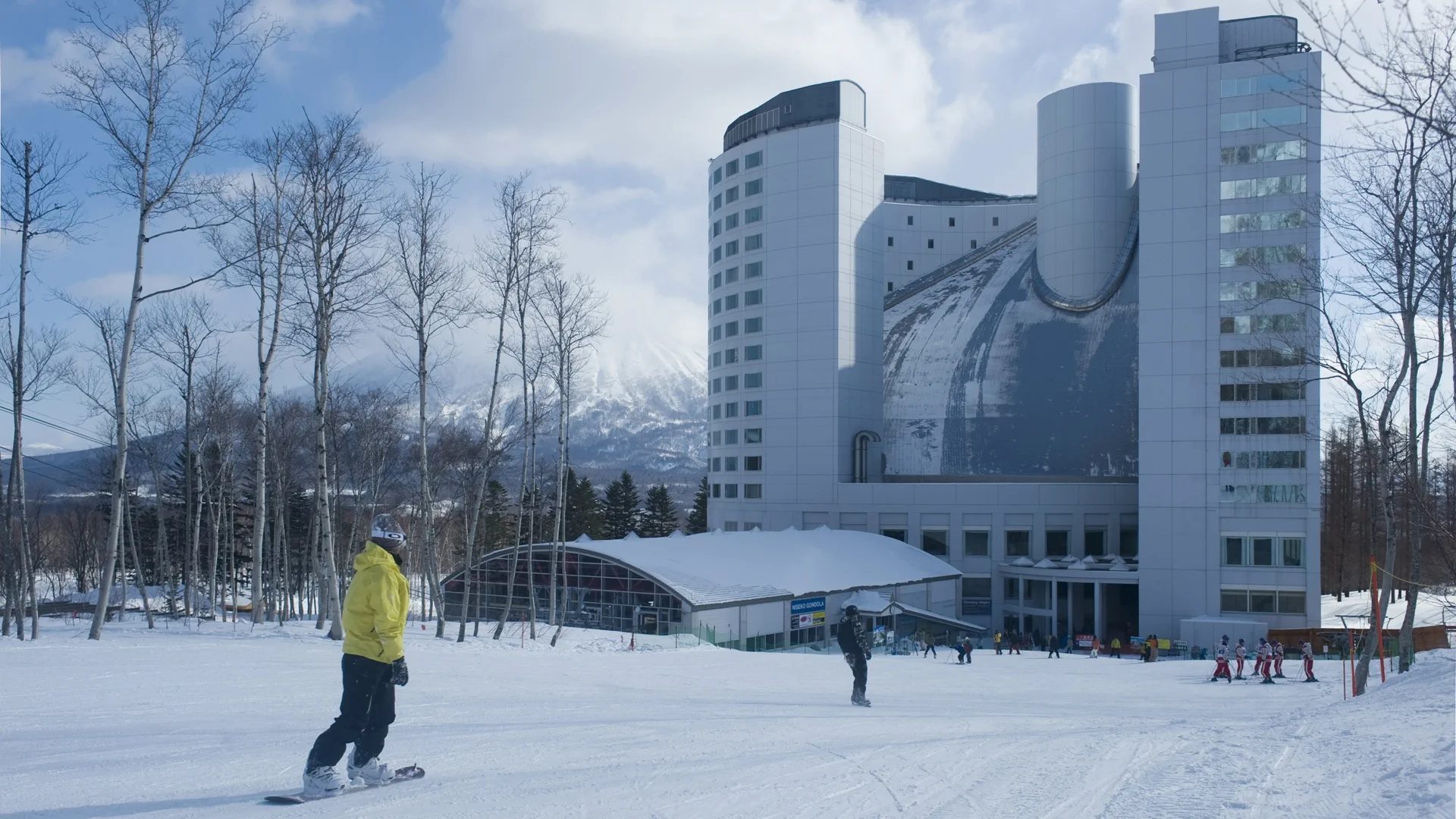 Itinéraire enneigé près de Ni-no-Ko pour vérifier les pistes et les télécabines officielles