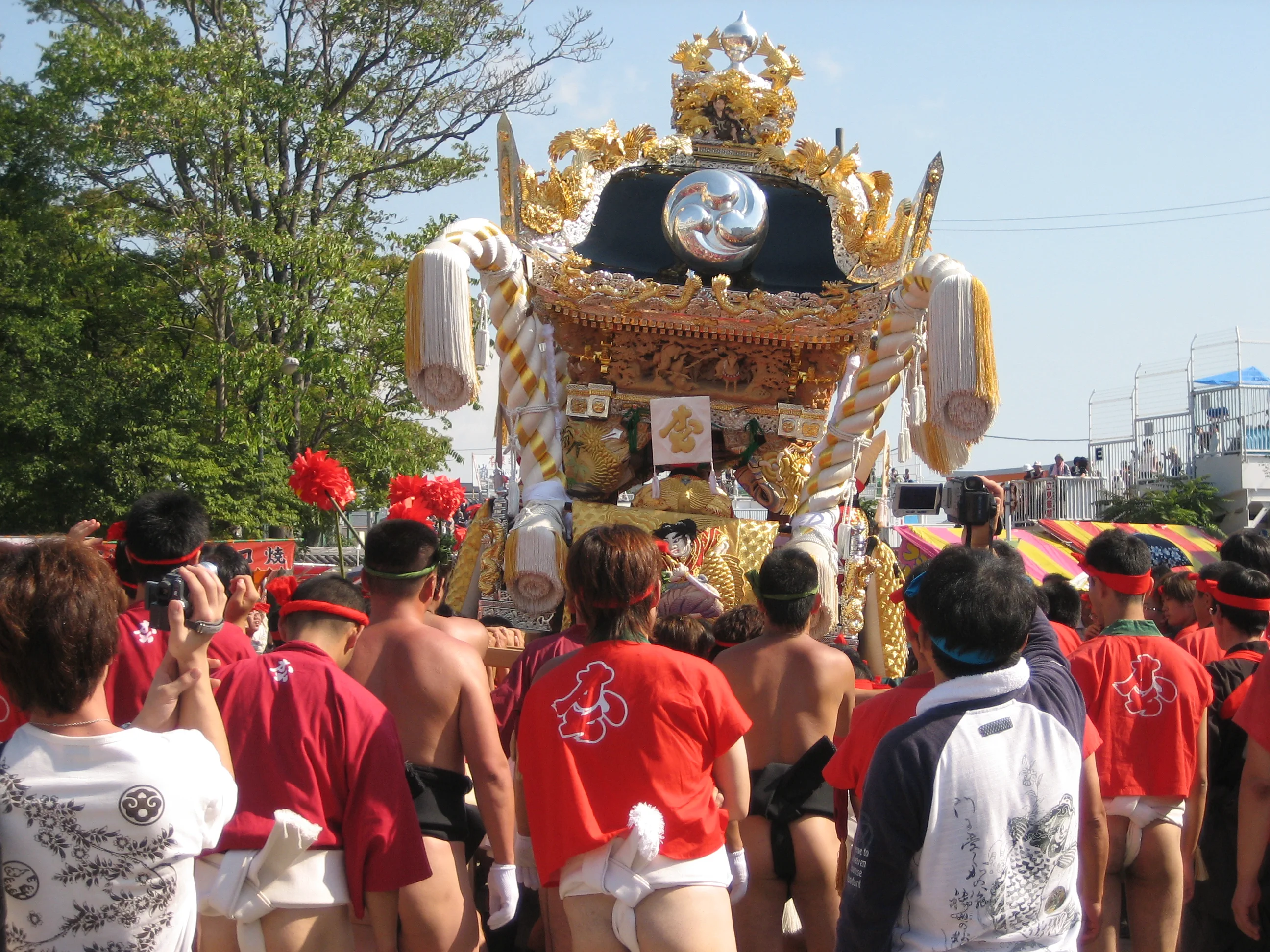 Mikoshi et participants pendant le jour principal du Nada no Kenka Matsuri