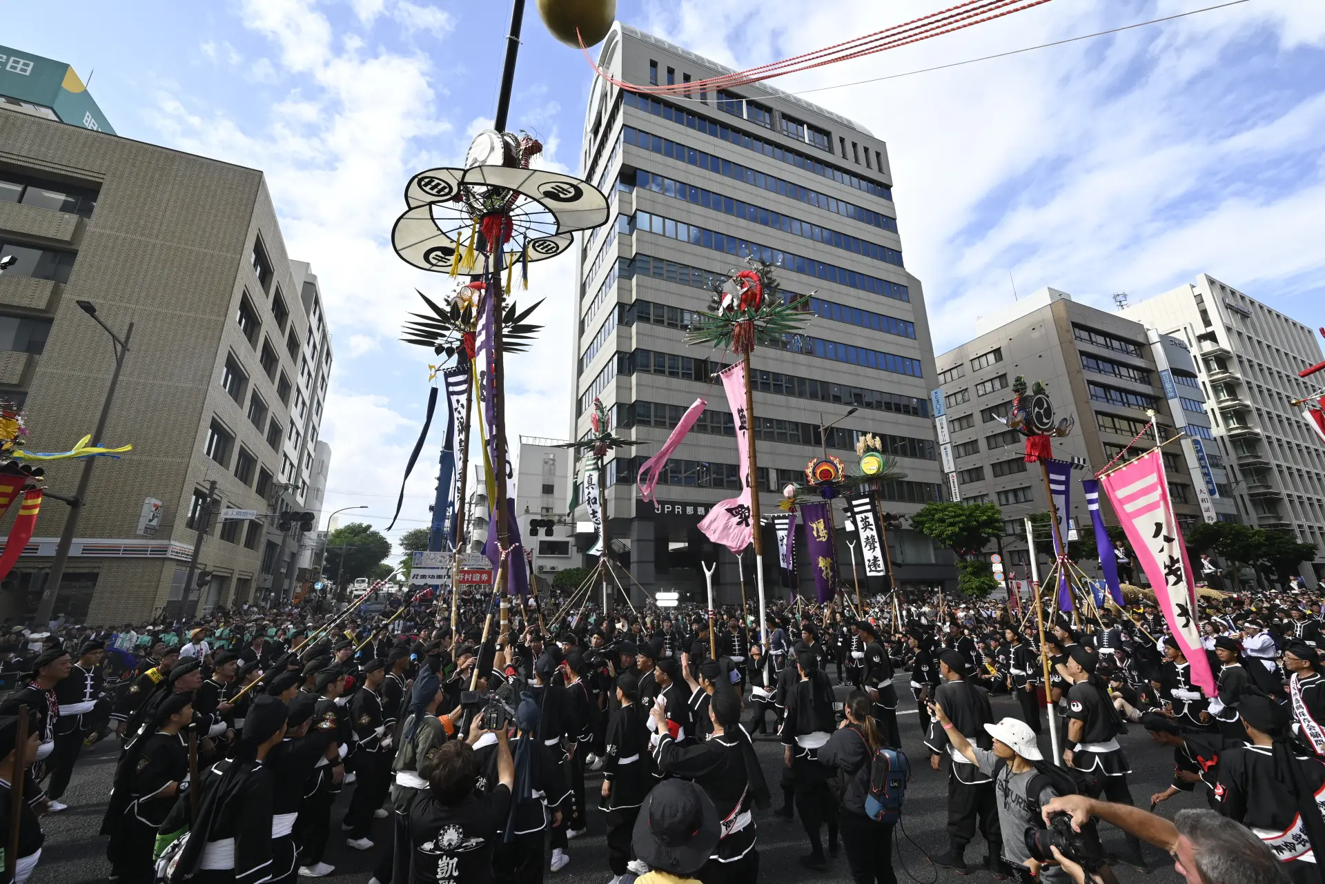 Foule autour de la grande bannière à Kumoji
