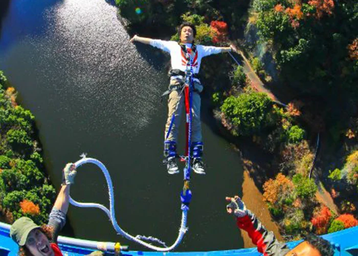 Préparation avant le saut au pont suspendu Ryujin