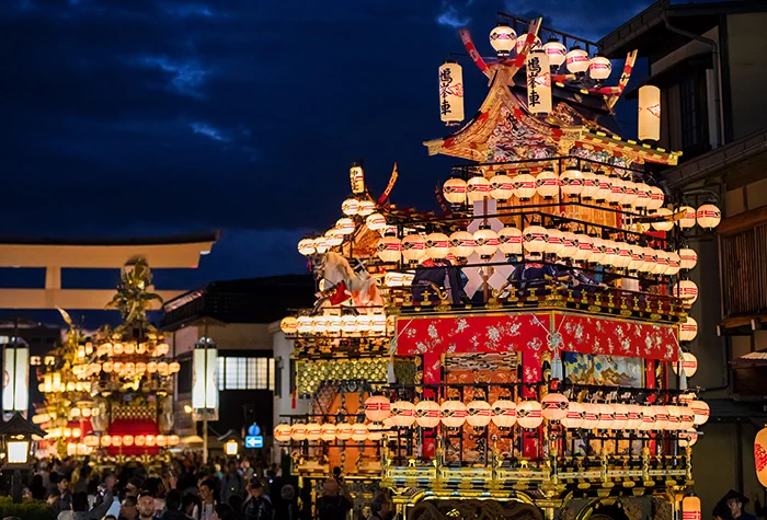 Les yatai du festival d’automne de Takayama sont décorés de lanternes, défilant dans les rues de Takayama la nuit