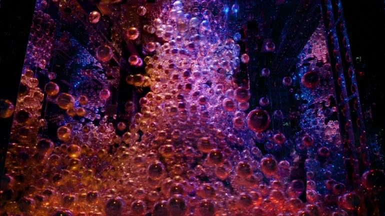 Sphères lumineuses de Morphing Continuum au teamLab Biovortex Kyoto