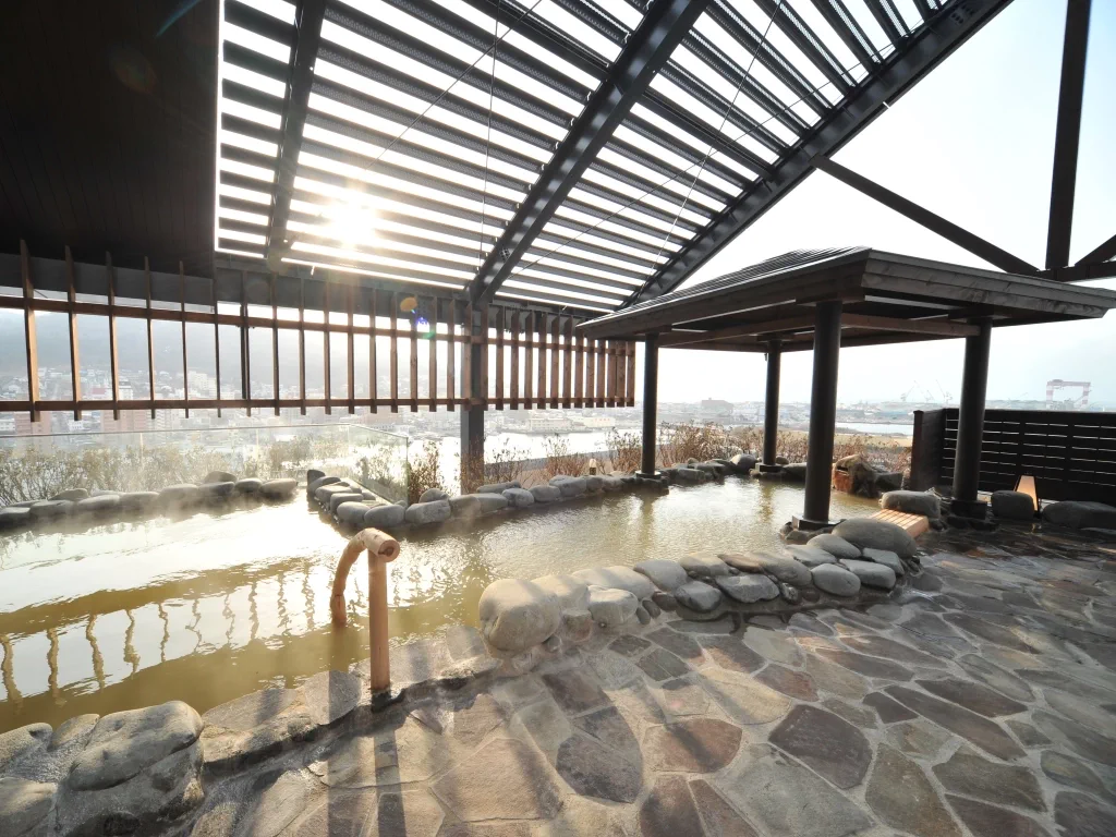 Le grand bain public et l'espace de détente de La Vista Hakodate Bay