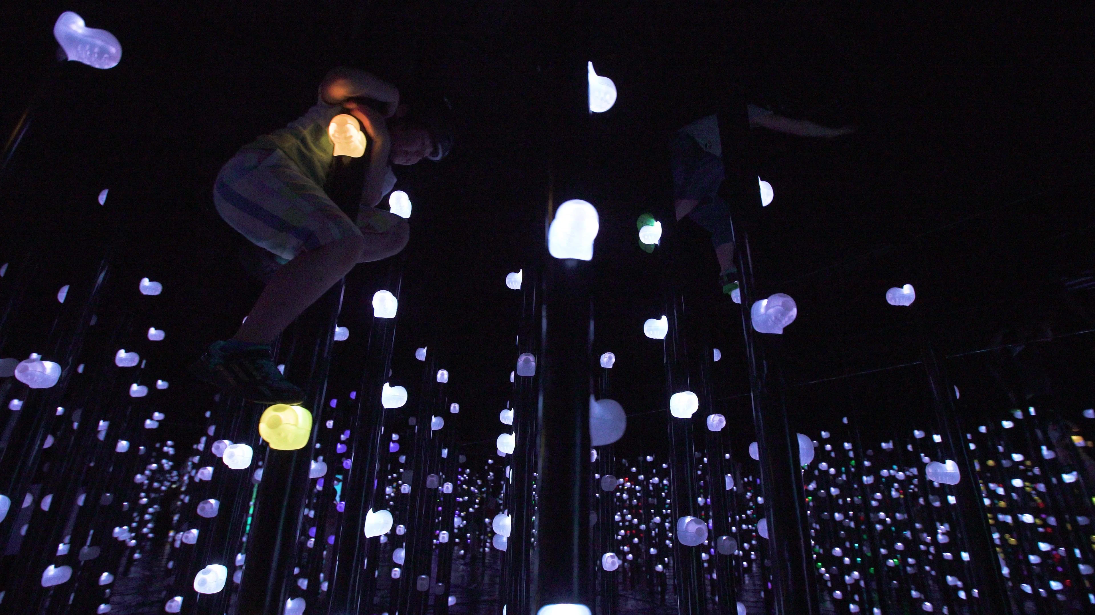 Installation participative de l’Athletics Forest au teamLab Biovortex Kyoto