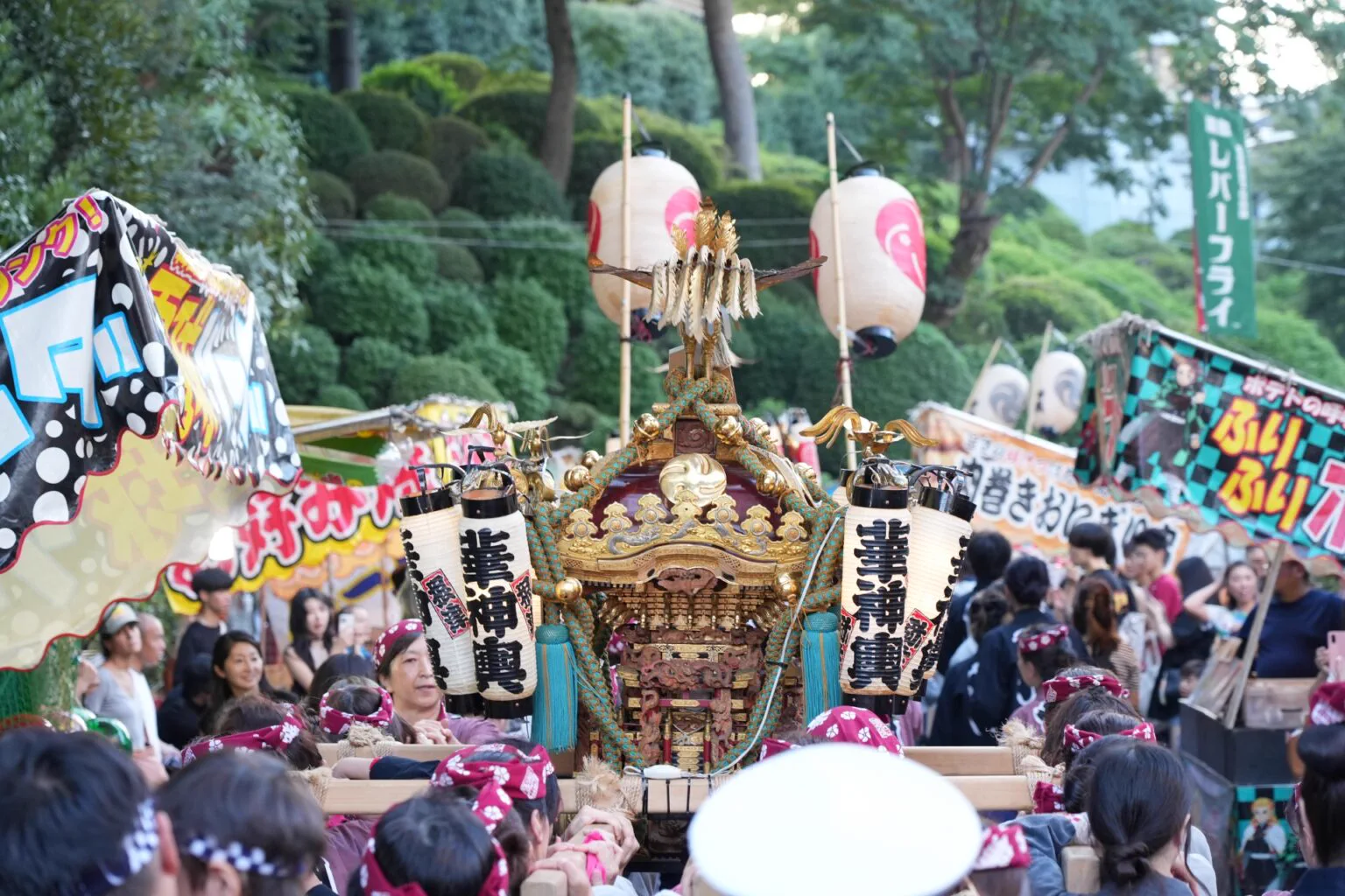 La procession du mikoshi lors de la grande fête annuelle du sanctuaire Nezu traverse de près le sanctuaire, montrant l'ambiance des festivals Edo.