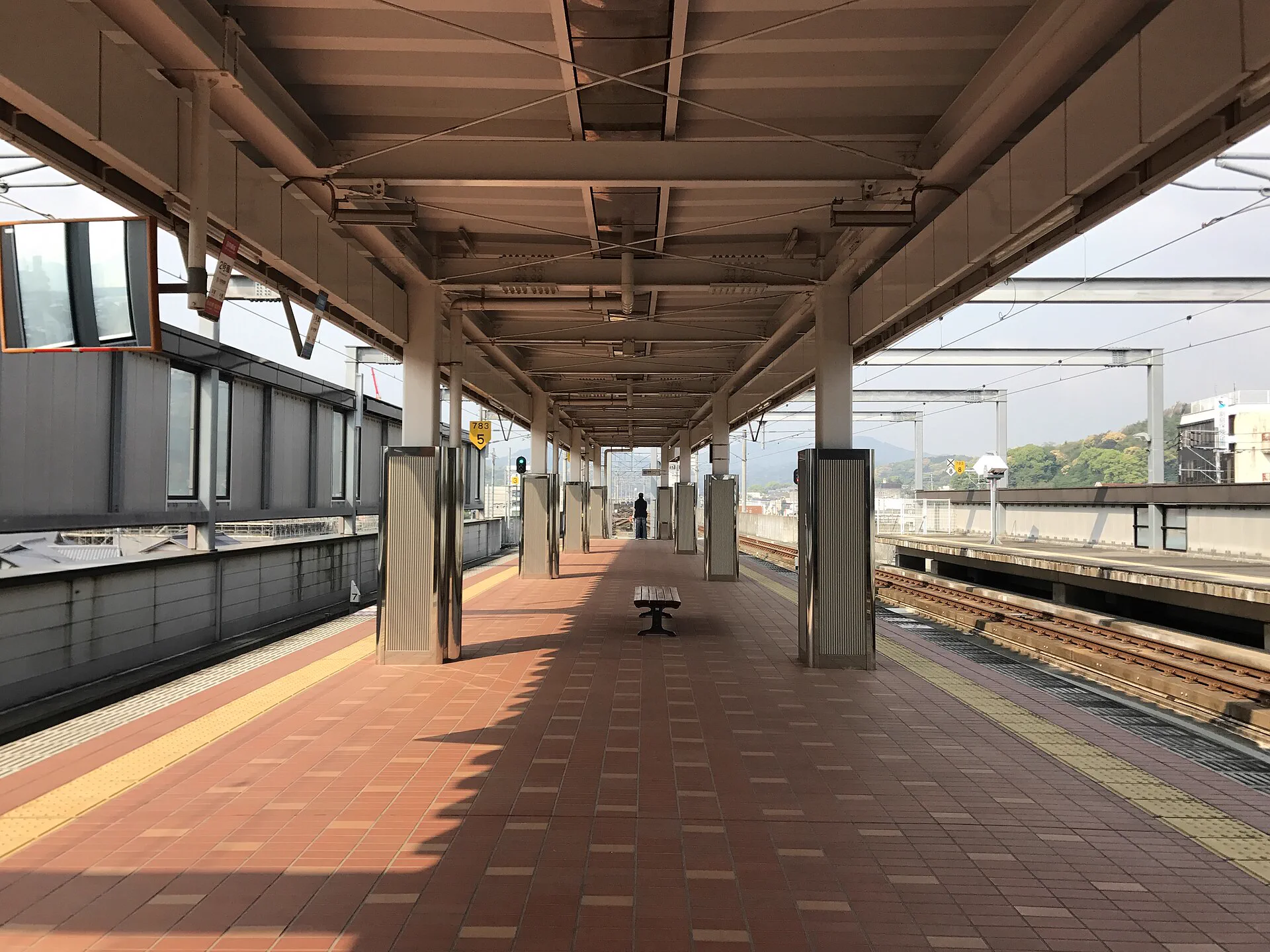 Le quai de la gare de Takeo Onsen et la ligne de train vers Yufuin ou la correspondance pour le parc Yusen-yama.