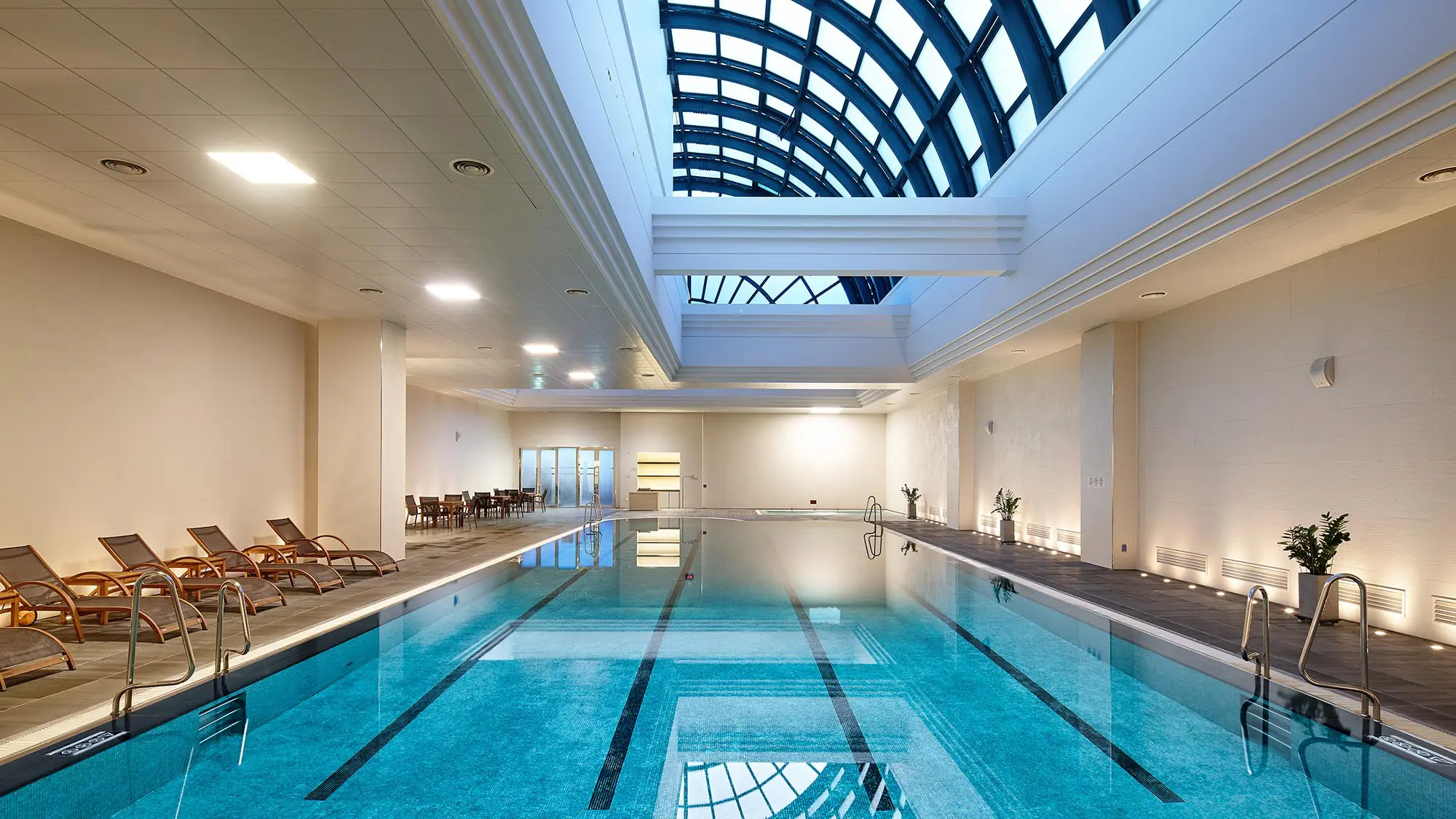 Piscine intérieure et toit vitré du Lotte Hotel Busan