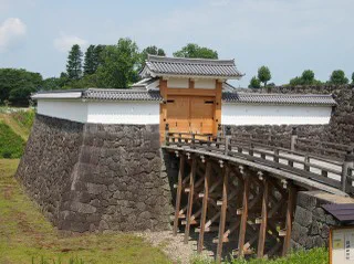 Porte restaurée et enceinte du château de Yamagata