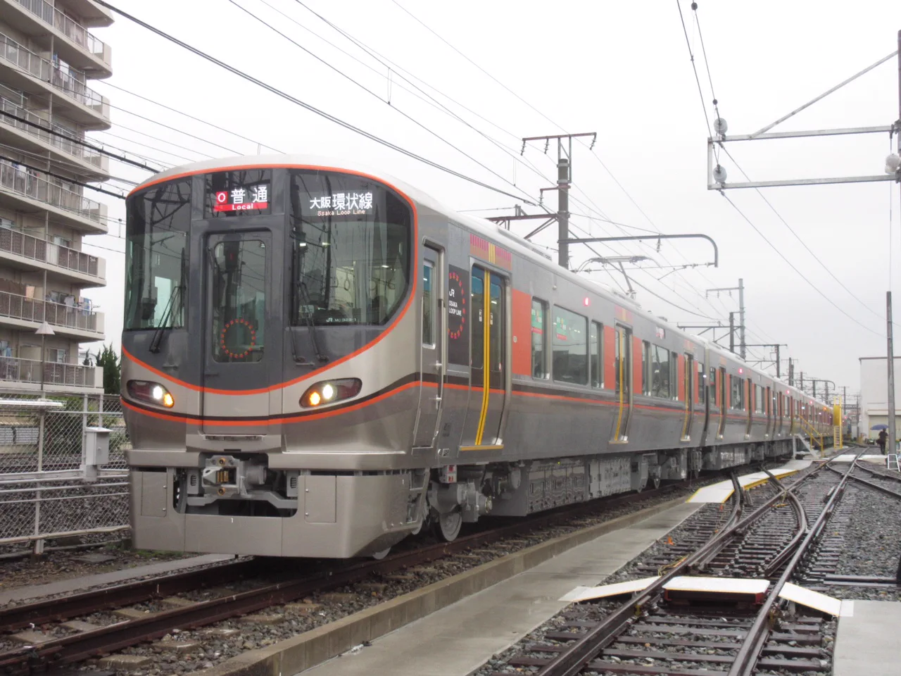 Train JR West série 323 sur le corridor Universal City–Nishi-Kujo–Osaka