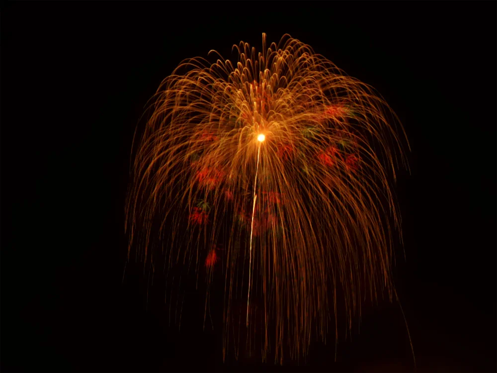 Feu d’artifice nocturne au Festival de Katakai à Niigata