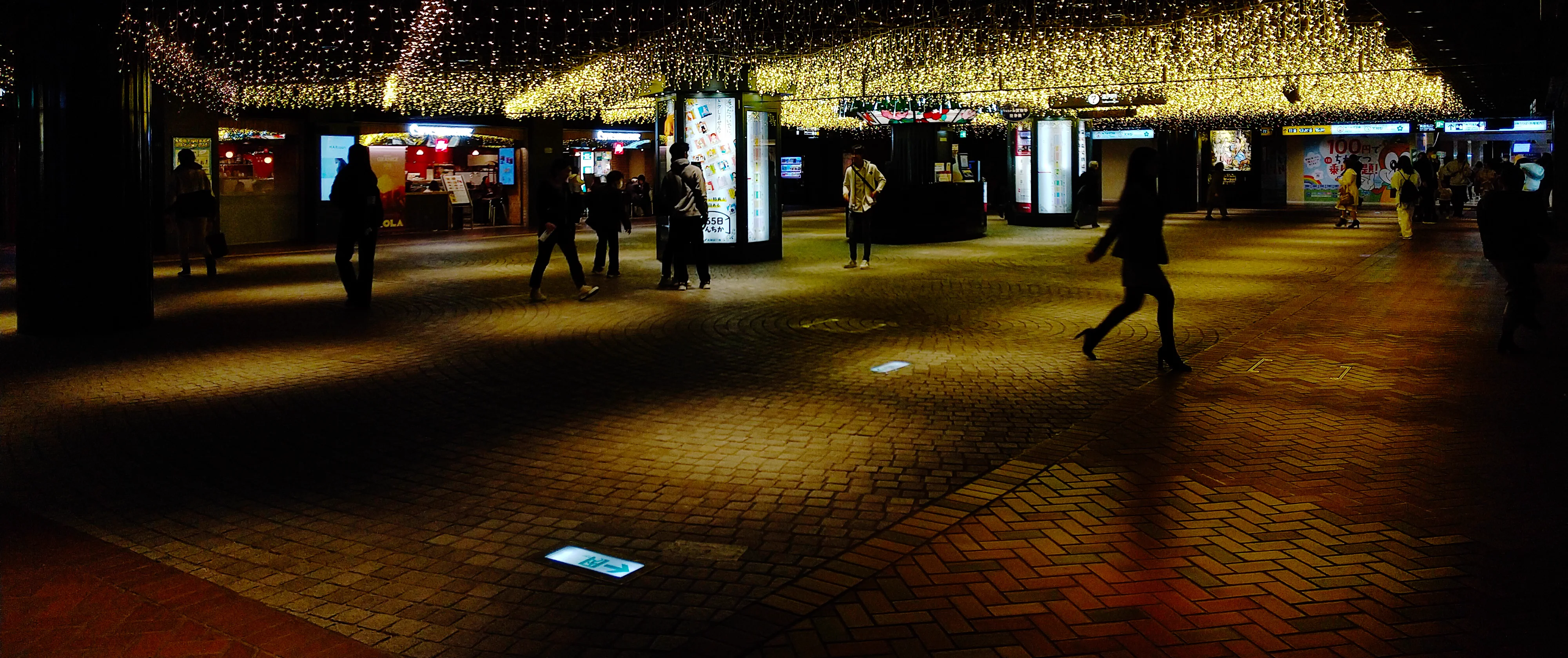 Centre d'information et passage intérieur est-ouest de la sous-terraine de Tenjin à Fukuoka