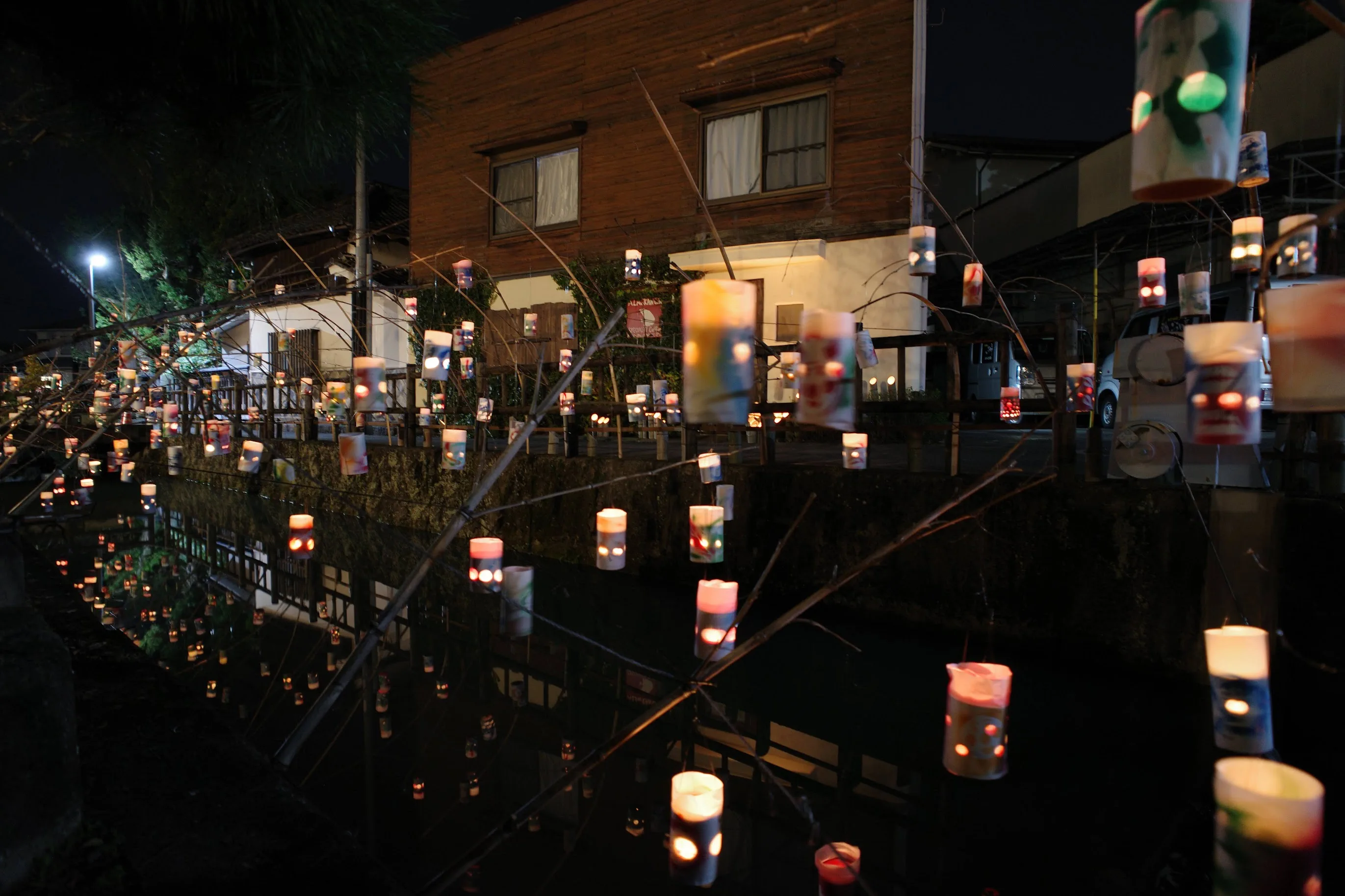 Lanternes du festival dans les rues anciennes de Mameda-machi