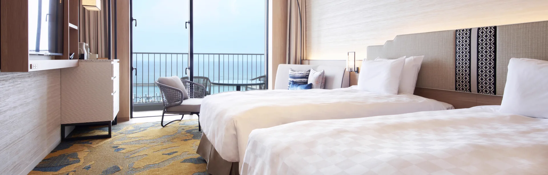 Chambre et espace de lit de l’Okinawa Prince Hotel Ocean View Ginowan