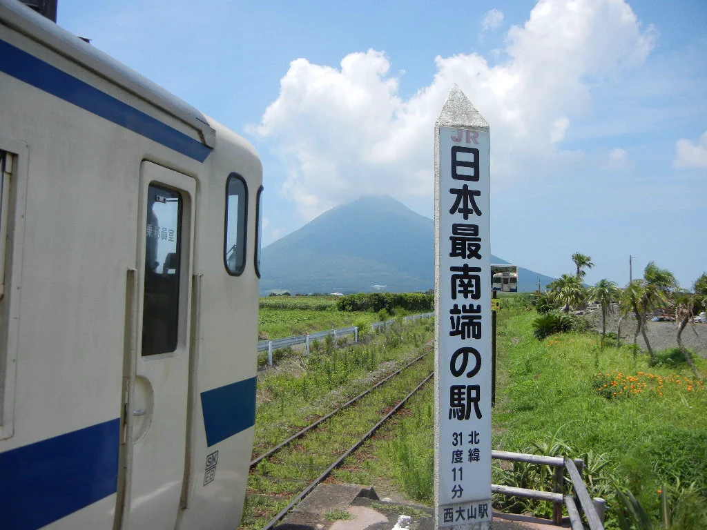Gare de Nishi-Ōyama et mont Kaimondake au sud d’Ibusuki, illustrant l’intérêt de commencer tôt l’itinéraire de Satsuma