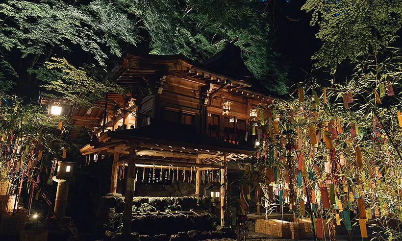 Lanternes rouges et verdure estivale au sanctuaire de Kibune à Kyoto
