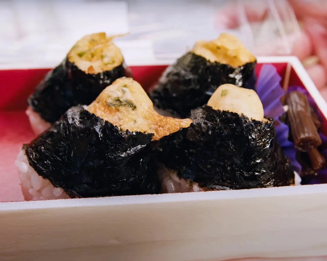Petites dégustations servies lors d’un parcours gastronomique à Ōsu