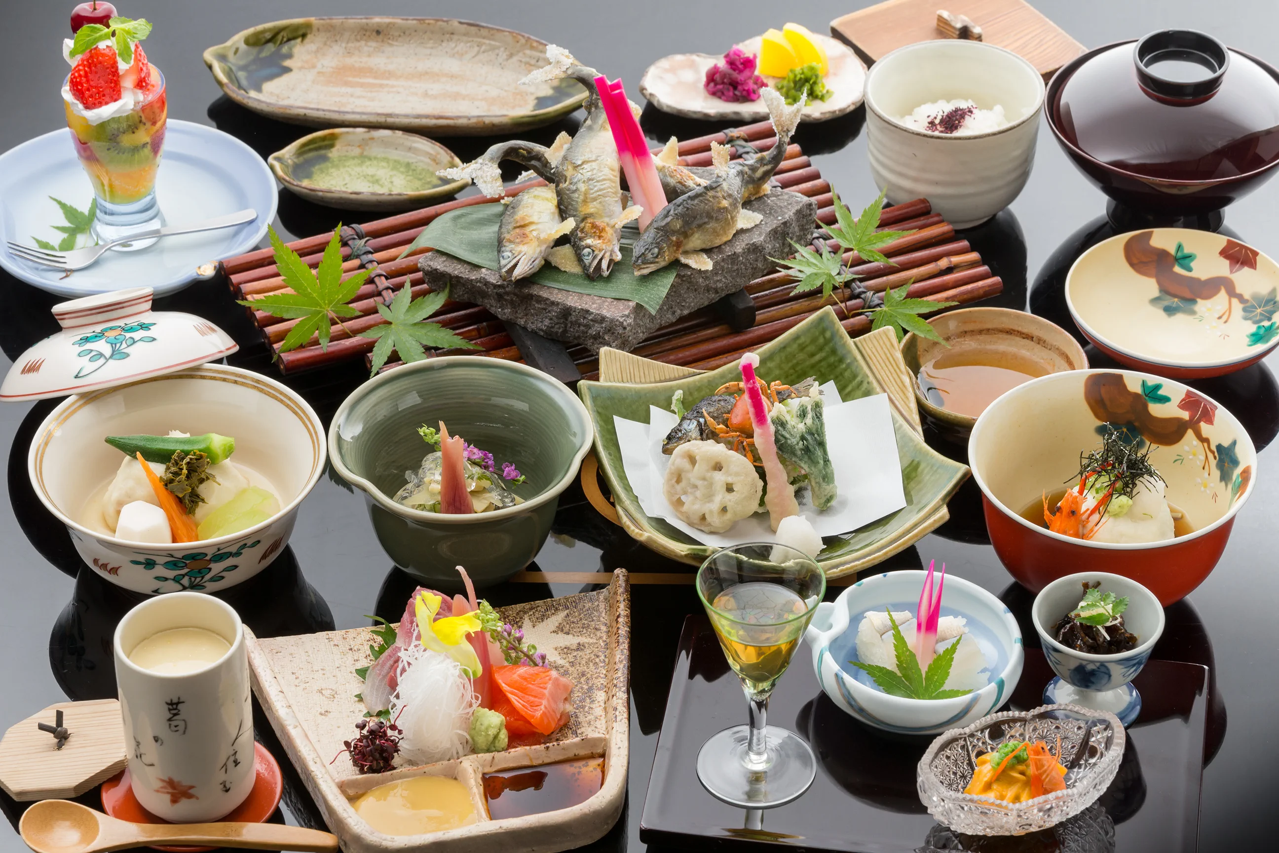 Cuisine kaiseki saisonnière servie pendant la saison du kawadoko à Kibune