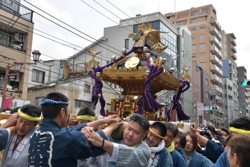 Le char du sanctuaire Nezu se déplace dans les rues du quartier Tane-ji, illustrant la configuration du parcours lors du festival.