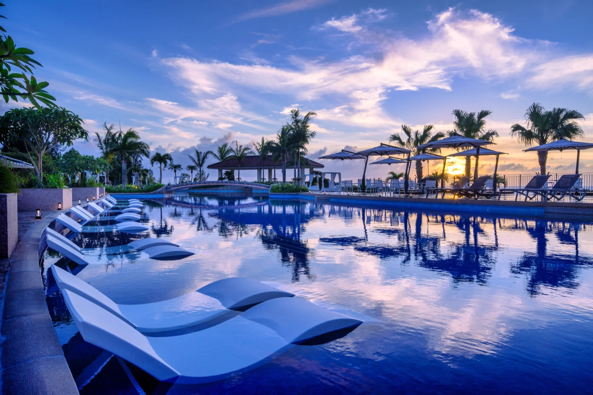 Piscine et espace de détente de l’Oriental Hotel Okinawa Resort & Spa