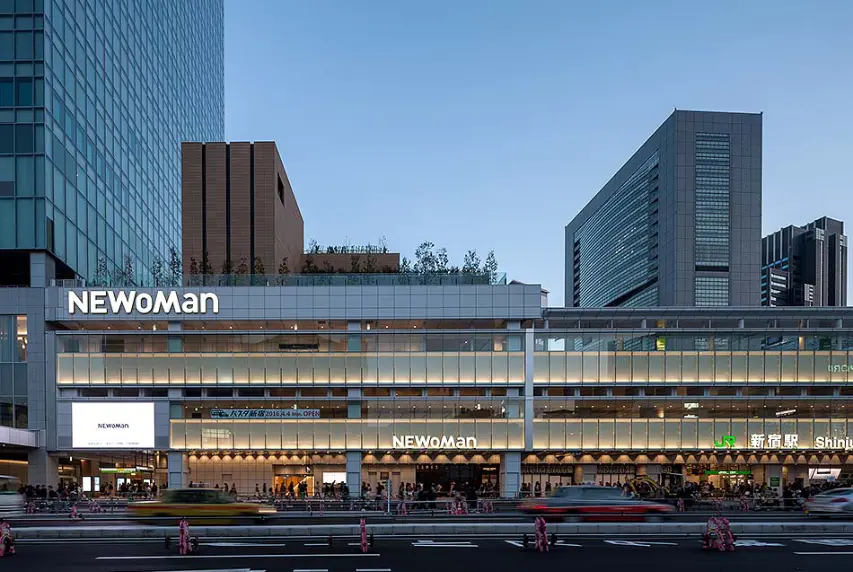 Secteur sud de la gare de Shinjuku près de NEWoMan et du terminal de bus