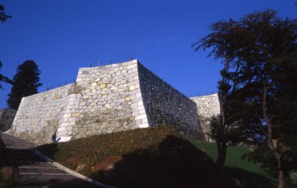 Murs de pierre du Honmaru au château de Nihonmatsu