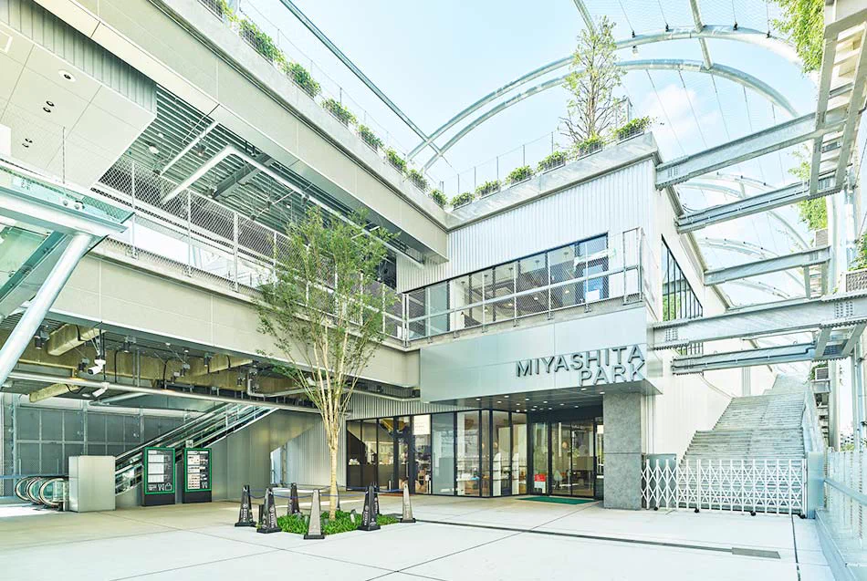 Miyashita Park à Shibuya, entouré de commerces et de restaurants