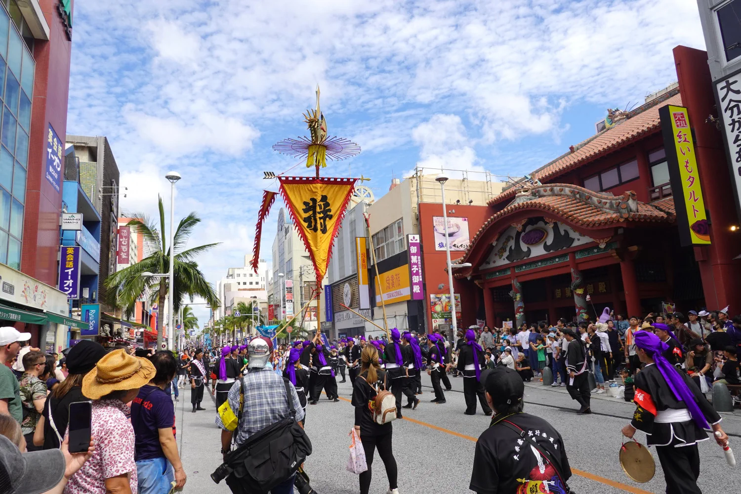 Procession des drapeaux du Naha Ōtsunahiki sur Kokusai Dori