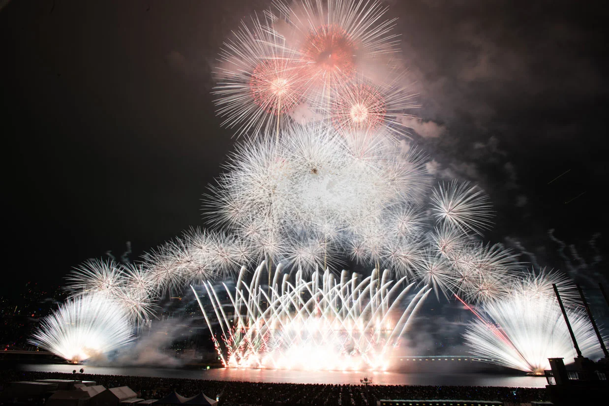 Fin du Naniwa Yodogawa Hanabi Taikai avec plusieurs tirs dans le ciel