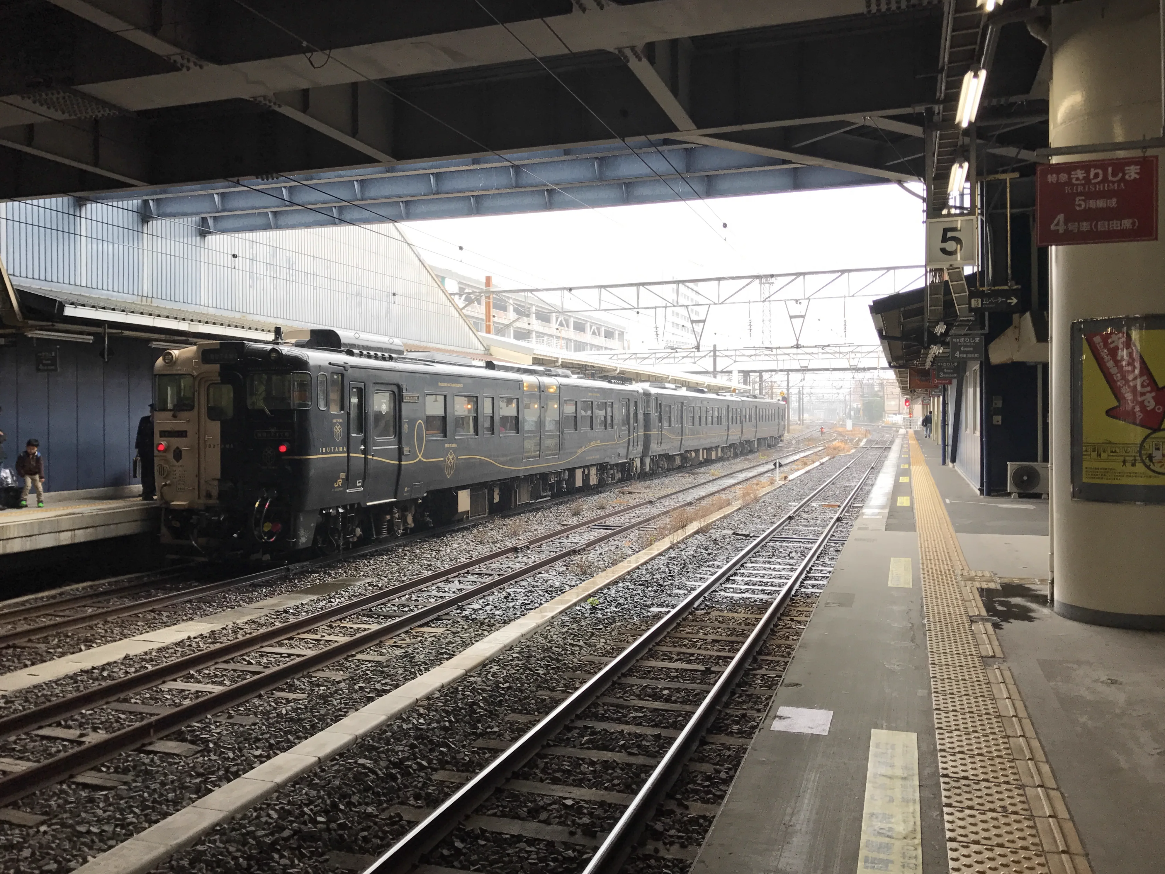 Train touristique reliant Kagoshima-Chūō à Ibusuki, sur l’axe ferroviaire du sud de Satsuma