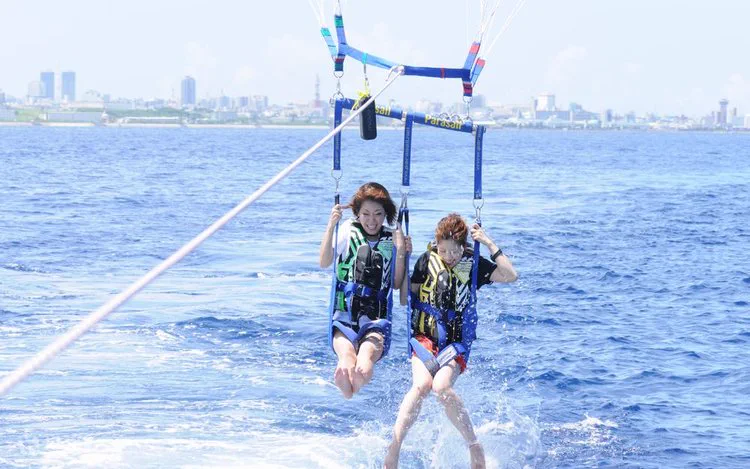 Parasailing à Okinawa au-dessus de la mer
