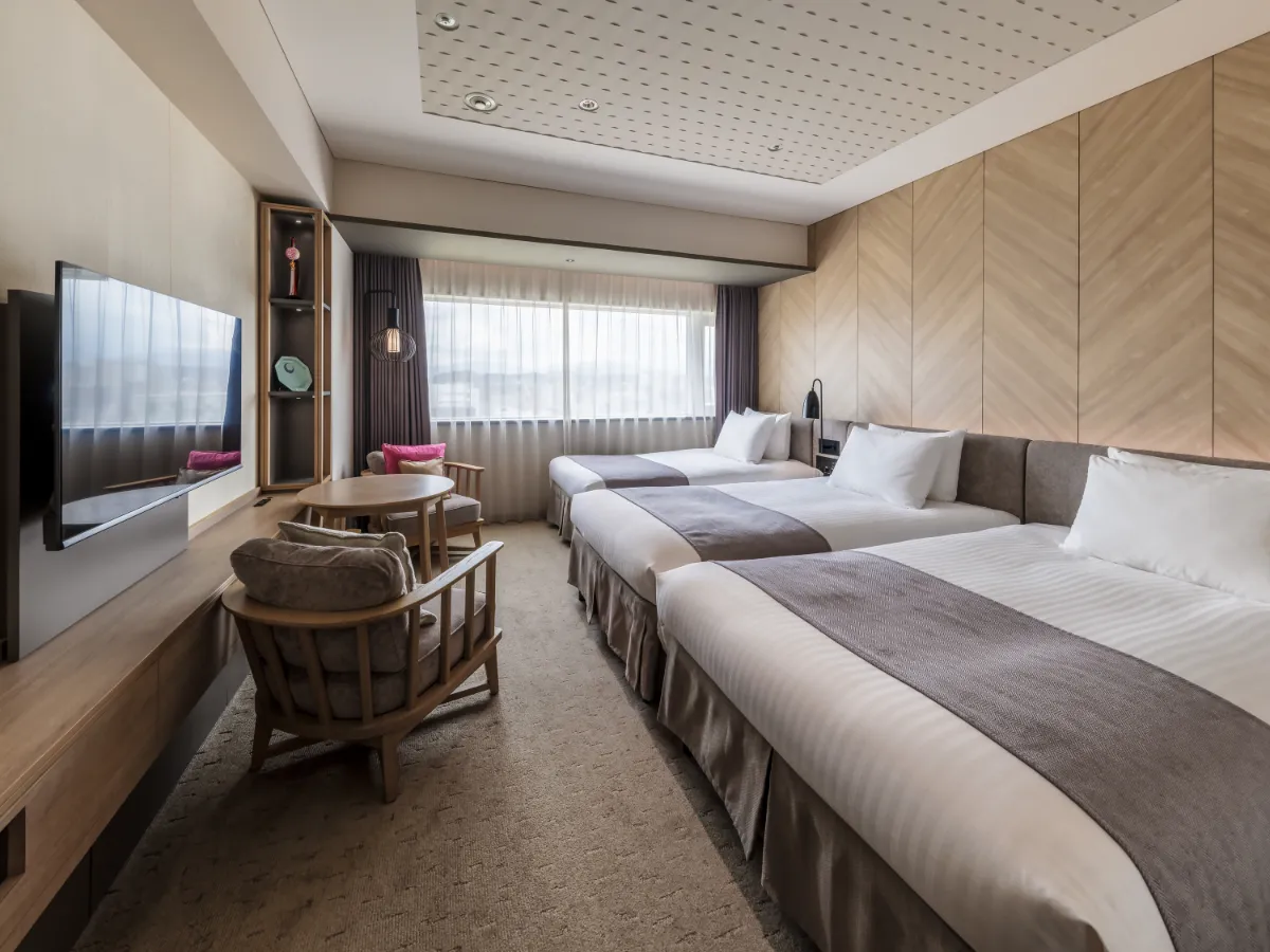 Chambre triple du Solaria Nishitetsu Hotel Fukuoka : trois vrais couchages pour trois adultes