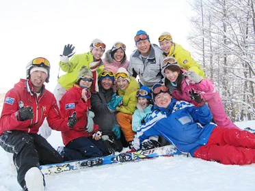 Scène du cours de ski à Furano, illustrant pourquoi les débutants ont besoin de journées supplémentaires d'entraînement