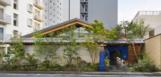 Extérieur et environnement d’un hôtel complet en saison des érables