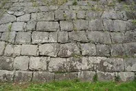 Murs en pierre et chemin du parc du château de Morioka