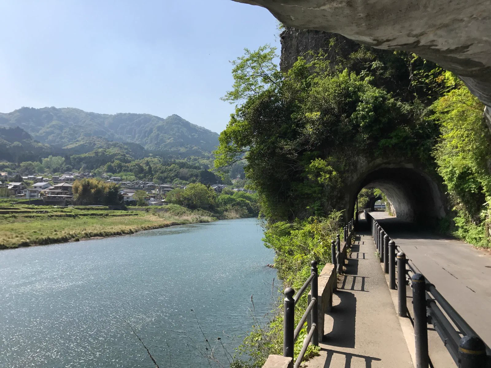 À côté de Aoni Do-mon, la section Yamaguni River et le chemin piéton indiquent que les véhicules doivent contourner.