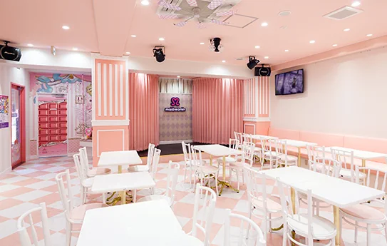 Photo intérieure du maid café Maidreamin à Tenjin, Fukuoka, idéale pour comprendre la différence d’expérience entre l’horaire normal et le HYPER en soirée.