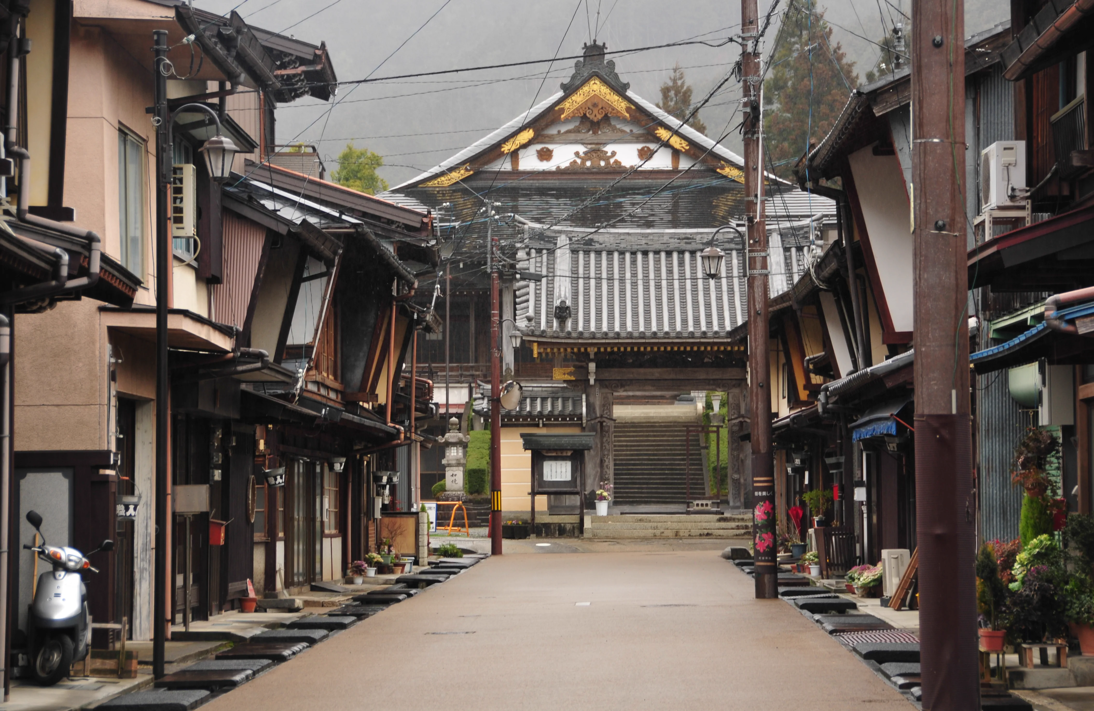 Vue de la vieille ville de Gujō-Hachiman ; Honmachi accueille la nuit blanche du 16 août