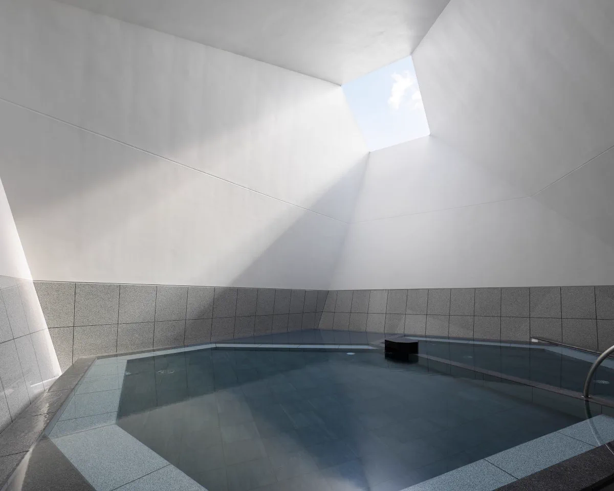 Onsen public d'OMO7 Osaka avec baignoire et puits de lumière