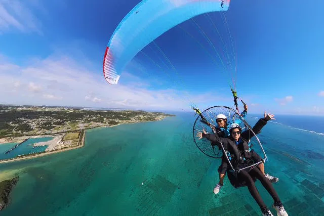 Powerkite à Okinawa vs Parapente tracté｜Environ 10 minutes de vol, pourquoi la différence de prix est-elle si grande ?